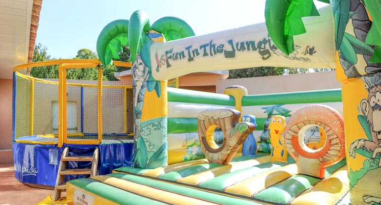 Attività per bambini del campeggio corso
