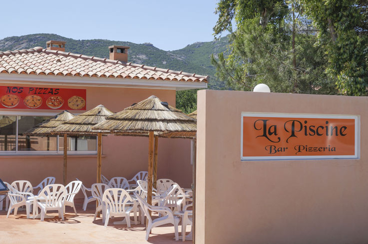 clienti al ristorante Camping Corse