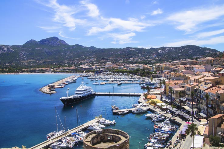 traghetto a Calvi vicino al campeggio Corsica