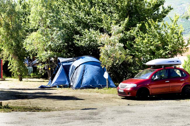 sistemazione in una tenda con un'auto da campeggio corso