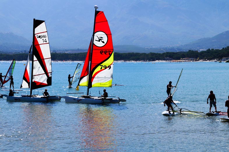 spiaggia di calvi intorno al campeggio corso